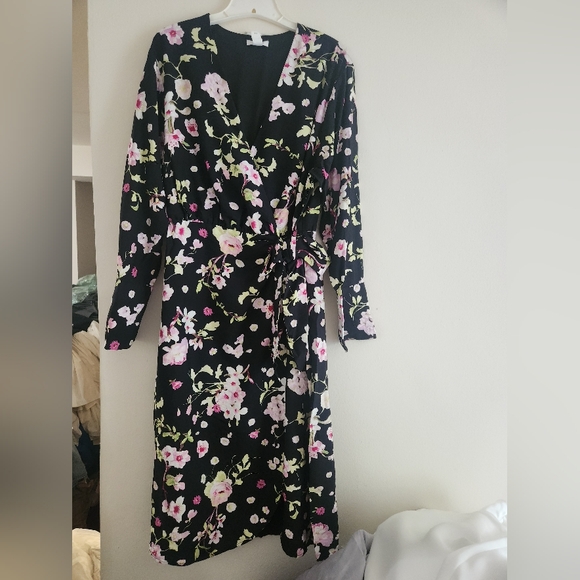 H&M  Wrap Dress Floral Black BNWT - Picture 2 of 16